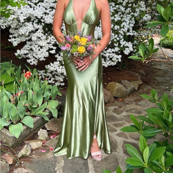 green emerald velvet dress Sherri Hill 55521